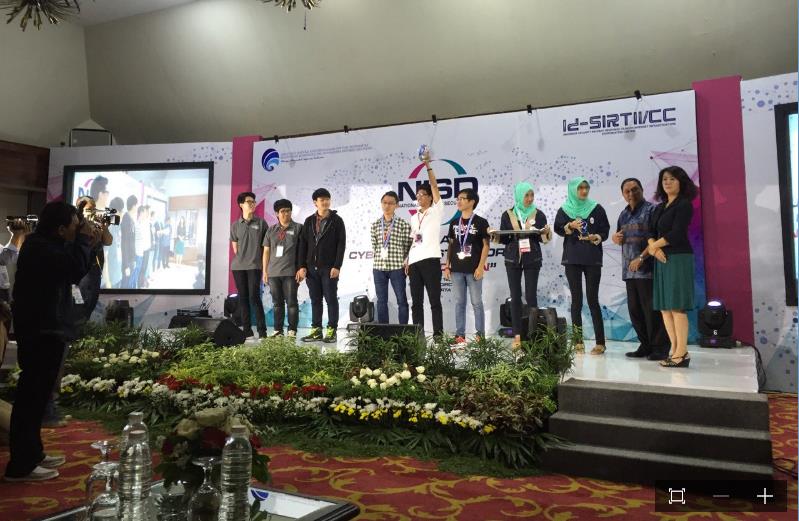 Đội Việt Nam 1 đang nhận phần thưởng từ ban tổ chức.