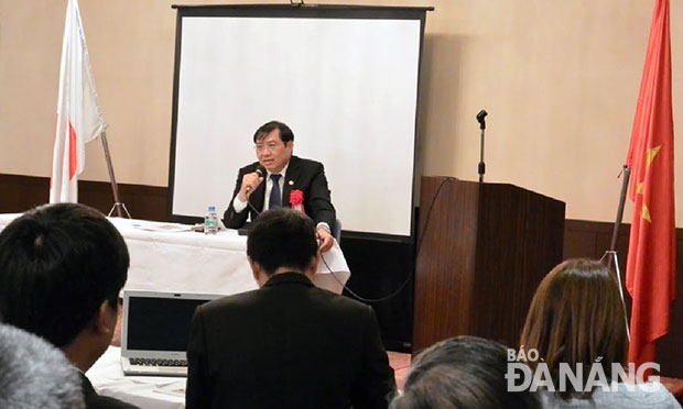 Chủ tịch UBND thành phố Đà Nẵng Huỳnh Đức Thơ trả lời câu hỏi của các doanh nghiệp Nhật Bản tham gia hội thảo. 		                  Ảnh: P.V