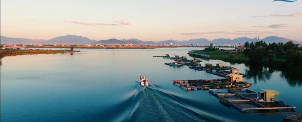 Dọc theo sông Hàn, lướt ca nô cao tốc đi về phía sông Cổ Cò, du khách sẽ cảm nhận được một Đà Nẵng thật khác với những cảnh sinh hoạt bình dị của ngư dân địa phương.
