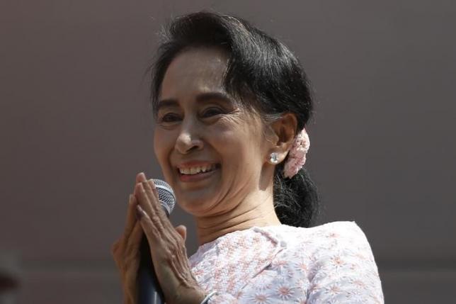 Bà Aung San Suu Kyi, người đứng đầu Đảng Liên minh Quốc gia vì Dân chủ (NLD), trong lần gặp gỡ những người ủng hộ hôm 9-11-2015. Ảnh: Reuters