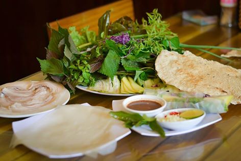 Banh trang cuon thit heo (belly pork and vegetables wrapped in soft rice paper)