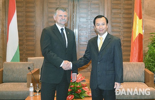 Secretary Nguyen Xuan Anh (right) and Speaker of the Hungarian National Assembly Kover Laszlo 