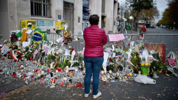 Trước lối vào Nhà hát Bataclan, Paris, người ta đặt nhiều hoa để tưởng nhớ hơn 90 nạn nhân đã bị thảm sát vào đêm 13, rạng sáng ngày 14-11-2015. Ảnh: Getty