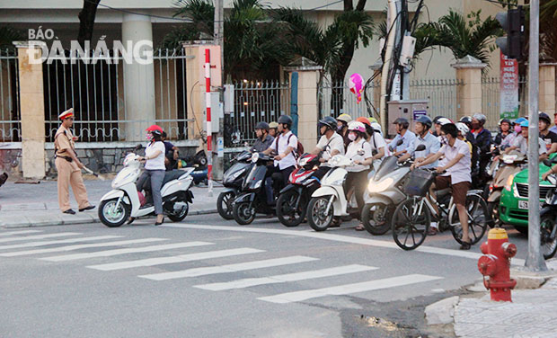 Cảnh sát giao thông Công an thành phố Đà Nẵng xuống đường bảo đảm trật tự giao thông. Ảnh: ĐẮC MẠNH