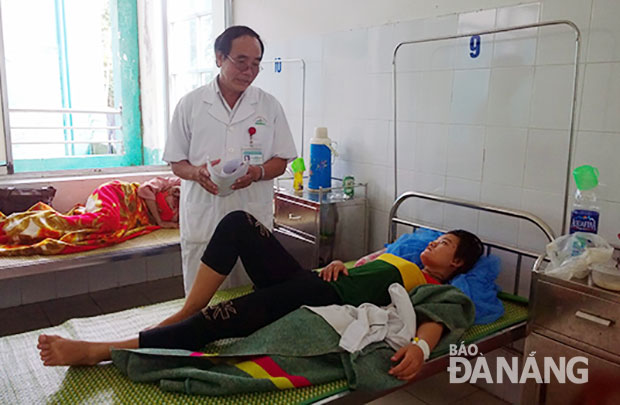 Một sinh viên Trường Cao đẳng Công nghệ thông tin Việt Hàn nằm điều trị SXH tại Trung tâm Y tế Ngũ Hành Sơn. 