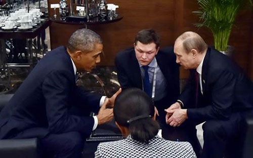 Tổng thống Mỹ Barack Obama (trái) và Tổng thống Nga Vladimir Putin (phải) cùng các trợ lý trong cuộc gặp bên lề hội nghị thượng đỉnh G-20 ở Thổ Nhĩ Kỳ ngày 15-11 - Ảnh: AP.