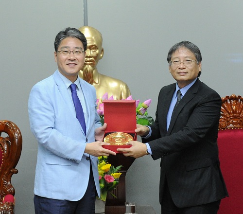 Vice Chairman Tuan (right) presenting a momento to Chairman Park