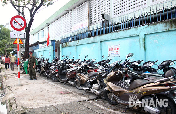Phường Thạch Thang mong muốn tiếp tục thực hiện thí điểm mô hình trông giữ xe có thu phí trên vỉa hè phía trước Bệnh viện Đà Nẵng để bảo đảm trật tự đô thị.