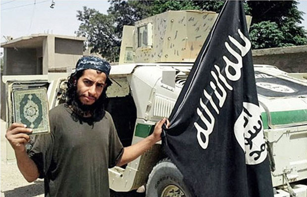 Kẻ chủ mưu các vụ tấn công ở Paris là Abdelhamid Abaaoud (27 tuổi), hiện ở Syria.  					                                       Ảnh: Daily Mail 