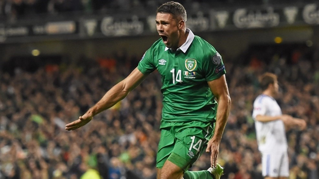  Jon Walters vui mừng với bàn thắng mở màn cho Ireland trên chấm phạt đền.