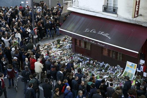 Người dân Paris đặt hoa tưởng niệm các nạn nhân thiệt mạng trong vụ khủng bố. Ảnh: AFP