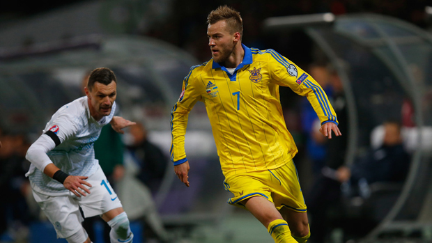 Yarmolenko (áo vàng) đã giúp Ukraine có được tỷ số hòa 1-1 tại Maribor cùng chiếc vé tham gia thi đấu tại Euro 2016