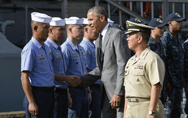 Tổng thống Mỹ Barack Obama thăm soái hạm BRP Gregorio del Pilar của Hải quân Philippines.          Ảnh: AP