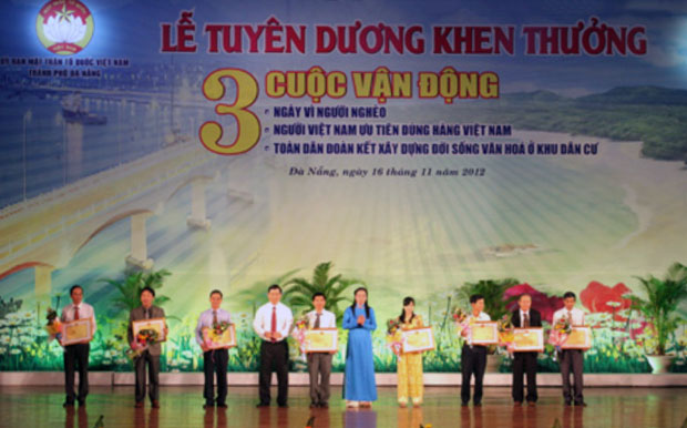 Mặt trận tuyên dương, khen thưởng trong thực hiện 3 cuộc vận động.