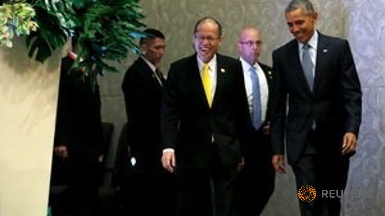 Tổng thống Philippines Benigno Aquino (trái) và Tổng thống Mỹ Barack Obama ra mắt buổi họp báo sau cuộc gặp gỡ bên lề Hội nghị thượng đỉnh APEC-2015 ngày 18-11-2015 tại Manila, Philippines. Ảnh: Reuters