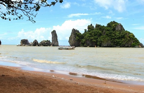 Father and Son Rock, a renowned tourism site in Kien Giang Province (Source: VNA)