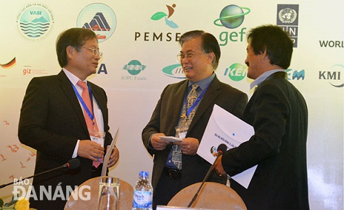 Vice Chairman Tuan (left) and delegates in discussion on the sidelines of the event