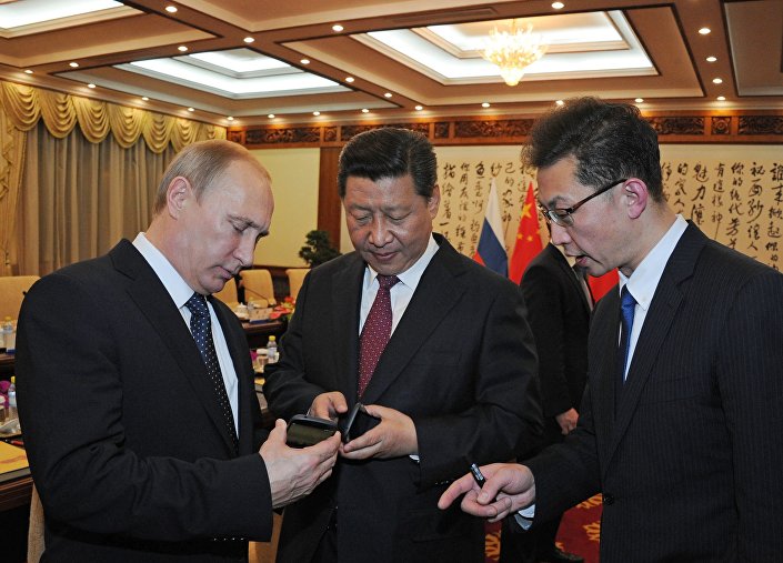 Ngày 9 tháng 11 năm 2014, trong cuộc gặp với Chủ tịch Trung Quốc Tập Cận Bình (trái), Tổng thống Nga Vladimir Putin đã tặng nhà lãnh đạo Trung Quốc chiếc Smartphone 