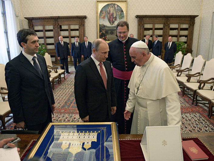 Ngày 10 tháng 6 năm 2015, Tổng thống Nga Vladimir Putin đã tặng Đức Giáo Hoàng La Mã bức pano hình Nhà thờ Chúa Cứu Thế Moskva  Đọc thêm: http://vn.sputniknews.com/russia/20151119/888961.html#ixzz3rvdwSipJ