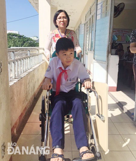 Do đôi chân bị liệt, nên mỗi khi em B.H có nhu cầu đi vệ sinh cá nhân, người mẹ hiền - cô giáo Lê Thị Ngọc Lan sẵn sàng giúp đỡ em.