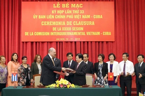 Minister Trinh Dinh Dung (R) and Minister Rodrigo Malmierca Diaz exchange the signed MoU 