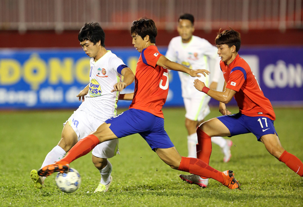 Sau thất bại 0-1 trước U-21 Hàn Quốc (áo đỏ) ở trận ra quân, Công Phượng (áo trắng) và các đồng đội cần phải đánh bại U-21 Myanmar nếu muốn giành quyền đi tiếp.