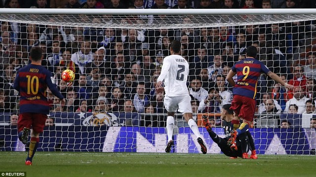 Suarez vẩy bóng tuyệt đẹp, Barca dẫn Real Madrid 1-0