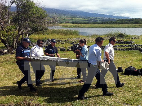 Chuyển mảnh vỡ máy bay được nghi là của MH370 trên đảo Reunion ngày 29/7. (Nguồn: AFP/TTXVN)