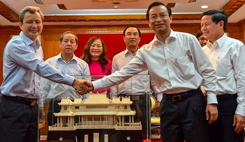 Secretary Le Truong Luu (left) presents a momento to Secretary Nguyen Xuan Anh