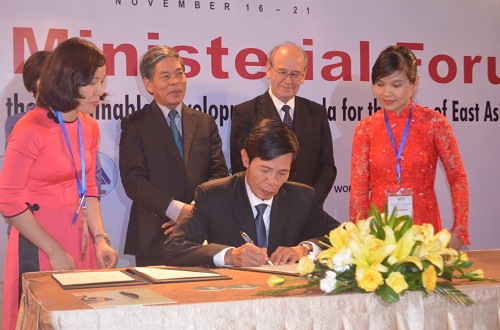 The Vietnamese Deputy Minister of Natural Resources and the Environment, Mr Chu Pham Ngoc Hien, signing the Da Nang Compact