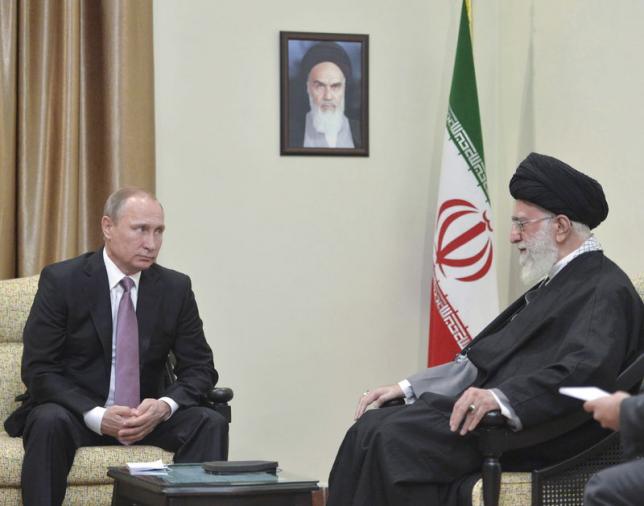 Ngày 23-11-2015, Tổng thống Nga Vladimir Putin (trái) gặp gỡ Lãnh tụ tối cao Iran Ali Khamenei nhân dịp ông tới Iran để dự Diễn đàn cấp cao các nước xuất khẩu khí đốt (GECF). Ảnh: Reuters