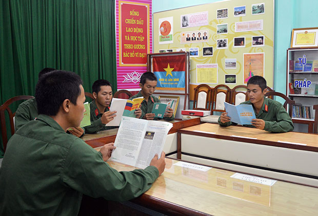 Chiến sĩ Tiểu đoàn 1, Trung đoàn 971 nghiên cứu văn bản pháp luật trong ngày nghỉ.