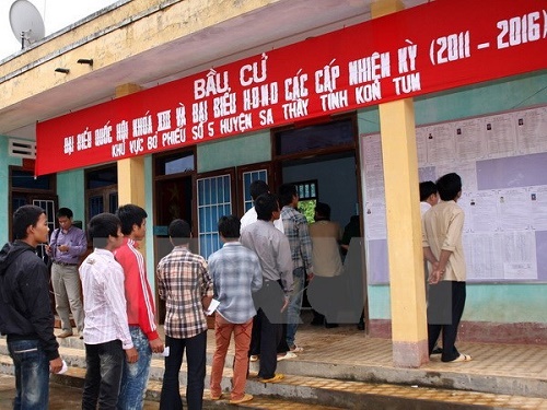 Voters in Mo Rai commune, Sa Thay district queue up to cast their votes in the election of the 13th NA (Source: VNA)  