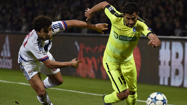 Lyon (áo trắng) tiếp tục thể hiện một gương mặt nhợt nhạt tại UEFA Champions League mùa này, sau thất bại 1-2 trên sân nhà trước Gent (áo vàng).