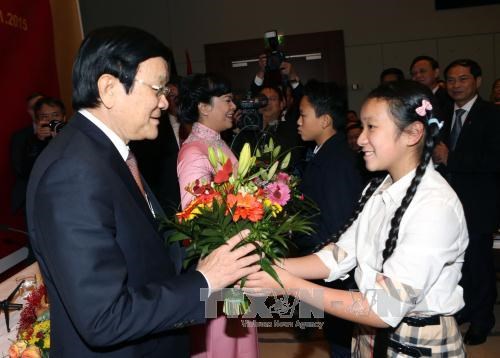 Cũng trong chiều 24/11, Chủ tịch nước Trương Tấn Sang và Đoàn đại biểu cấp cao đã có buổi nói chuyện thân mật và lắng nghe tâm tư nguyện vọng của đông đảo đại diện cộng đồng người Việt và lưu học sinh tại Đức.