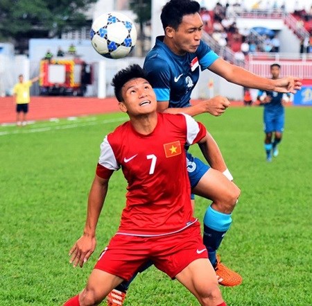 Pham Xuan Manh of Viet Nam scores a double in a 2-1 win over Singapore ​on November 24 in HCM City.(Source: news.zing.vn) 