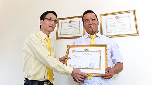 Driver Vo Chi Cong receiving a Certificate of Merit and the 1 million VND bonus from the Tien Sa Taxi Company  (Photo: thanhnien.vn).