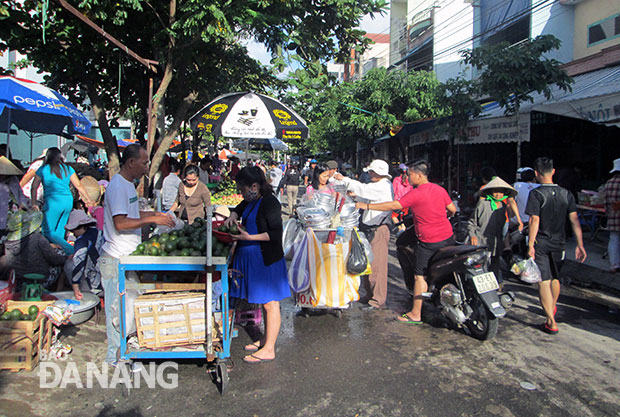 Đường Ngô Trí Hòa giảm chức năng lưu thông vì người buôn bán lấn chiếm vỉa hè, lòng đường.