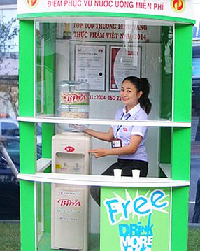 A stall offering free hot and cold drinking water