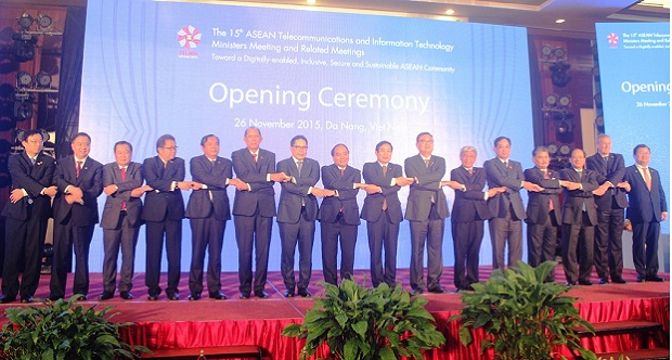 Đại diện Bộ trưởng các nước cùng Chính phủ Việt Nam và lãnh đạo chính quyền thành phố Đà Nẵng bắt tay hợp tác vì một cộng đồng ASEAN phát triển đồng đều, an toàn và bền vững trên nền tảng số.
