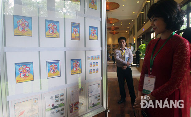 Mẫu tem này chính thức phát hành từ ngày 8-8, do họa sĩ Vũ Kim Liên của Tổng công ty Bưu điện Việt Nam (VNPost) sáng tác đã giành giải nhất ở cuộc thi thiết kế tem bưu chính “Chào mừng cộng đồng ASEAN” tại Thái Lan.