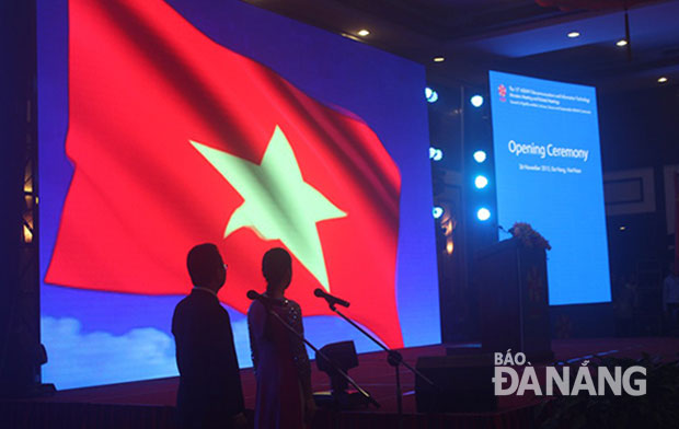 Quốc kỳ Việt Nam tung bay trong không khí trang nghiêm của buổi lễ chào cờ khai mạc ASEAN TELMIN 15.