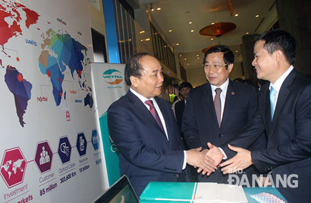 Phó Thủ tướng Nguyễn Xuân Phúc và Bộ trưởng Bộ Thông tin-Truyền thông Nguyễn Bắc Son tham quan gian hàng trưng bày các sản phẩm của Viettel.