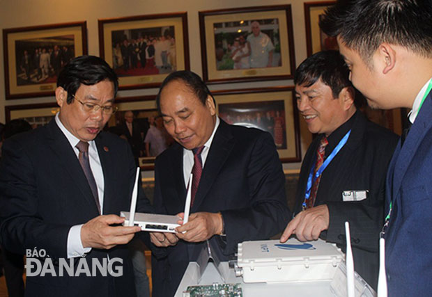 Phó Thủ tướng Nguyễn Xuân Phúc và Bộ trưởng Bộ Thông tin-Truyền thông Nguyễn Bắc Son xem các trang thiết bị phục vụ CNTT  và viễn thông của Tập đoàn VNPT.