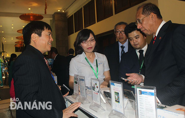 Các đại biểu tham dự hội nghị tham quan, tìm hiểu gian hàng của các doanh nghiệp CNTT và viễn thông Việt Nam để tìm kiếm cơ hội hợp tác.