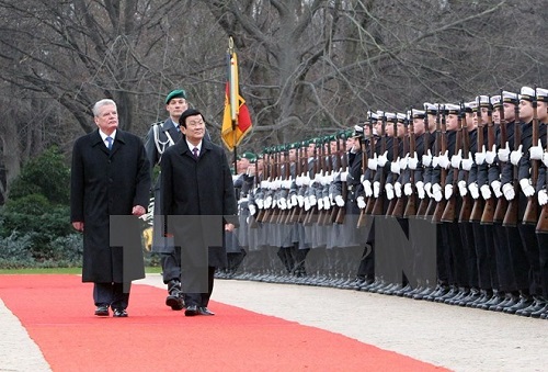 President Truong Tan Sang (R) and German counterpart Joachim Gauck inspect the guard of honour in Berlin