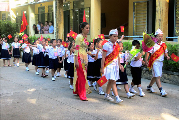 Trường tiểu học Nguyễn Bỉnh Khiêm tổ chức đón các em học sinh lớp 1 vào trường trong ngày khai giảng năm học.