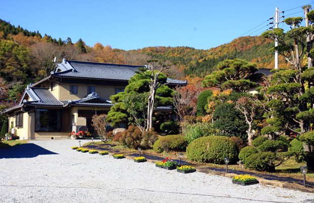 Nhà cổ trong làng Oshino Hakkai tựa lưng vào núi và được bao phủ bởi sắc màu rực rỡ của hoa, cây lá. 