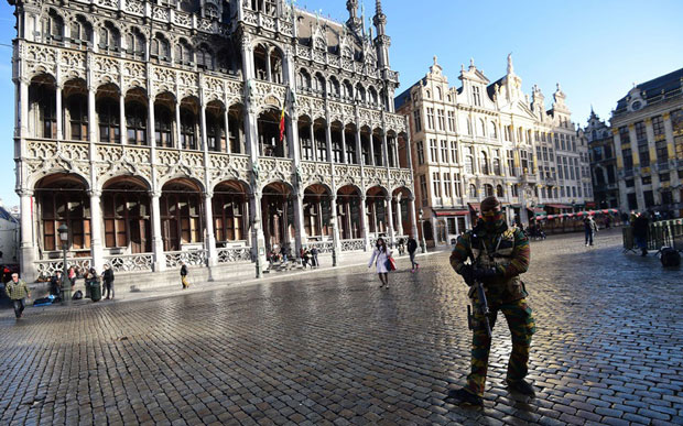 Thủ đô Brussels của Bỉ chỉ lác đác vài người vì chính phủ nước này đặt tình trạng báo động cao nhất vì lo lắng khủng bố. Thủ đô Brussels với Di sản thế giới được UNESCO công nhận là Grand Palace vốn thu hút rất đông du khách giờ đây trở nên vắng vẻ.