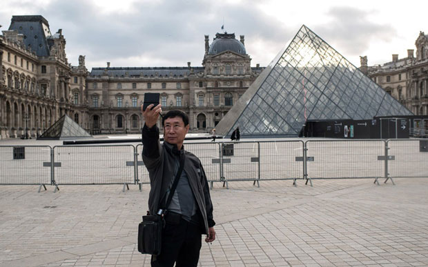 Bảo tàng Louvre ở Paris (Pháp) là một trong những bảo tàng lớn nhất thế giới, thu hút hơn 10 triệu du khách mỗi năm hiện phải đóng cửa. Thỉnh thoảng một vài du khách đi ngang qua đây chụp ảnh “tự sướng”.